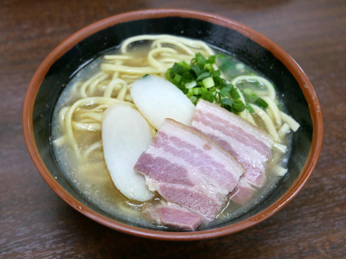 ヤージ小の沖縄そば(税込550円)(2022年4月23日撮影)
