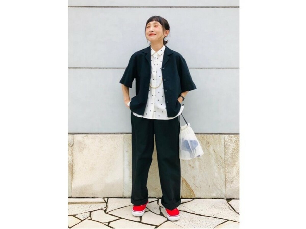リネンのセットアップに、たくさん歩けるよう足元はスニーカーで　出典：WEAR