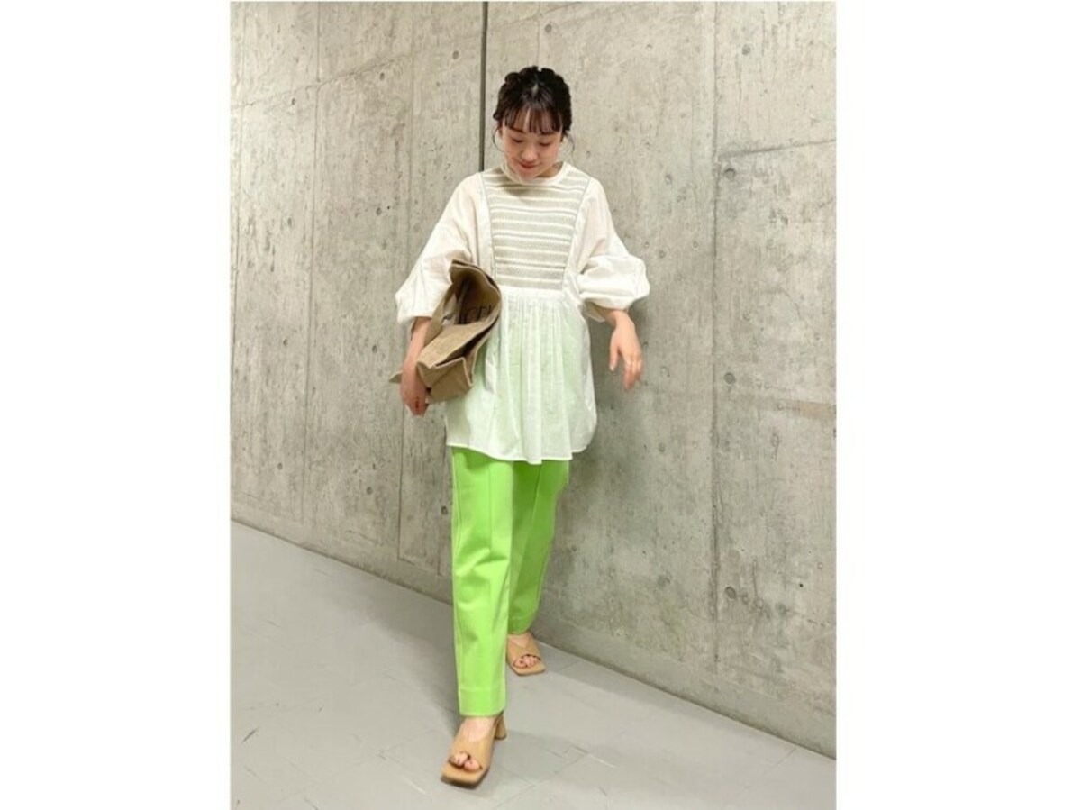 【OKコーデ】ヌーディーカラーならトレンドサンダルも馴染ませやすい　出典：WEAR