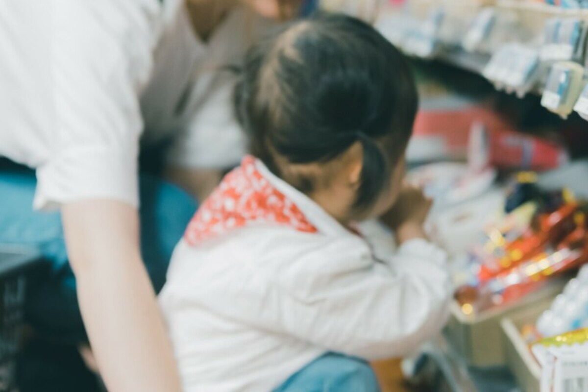 お菓子を噛んで開けて食べていまし