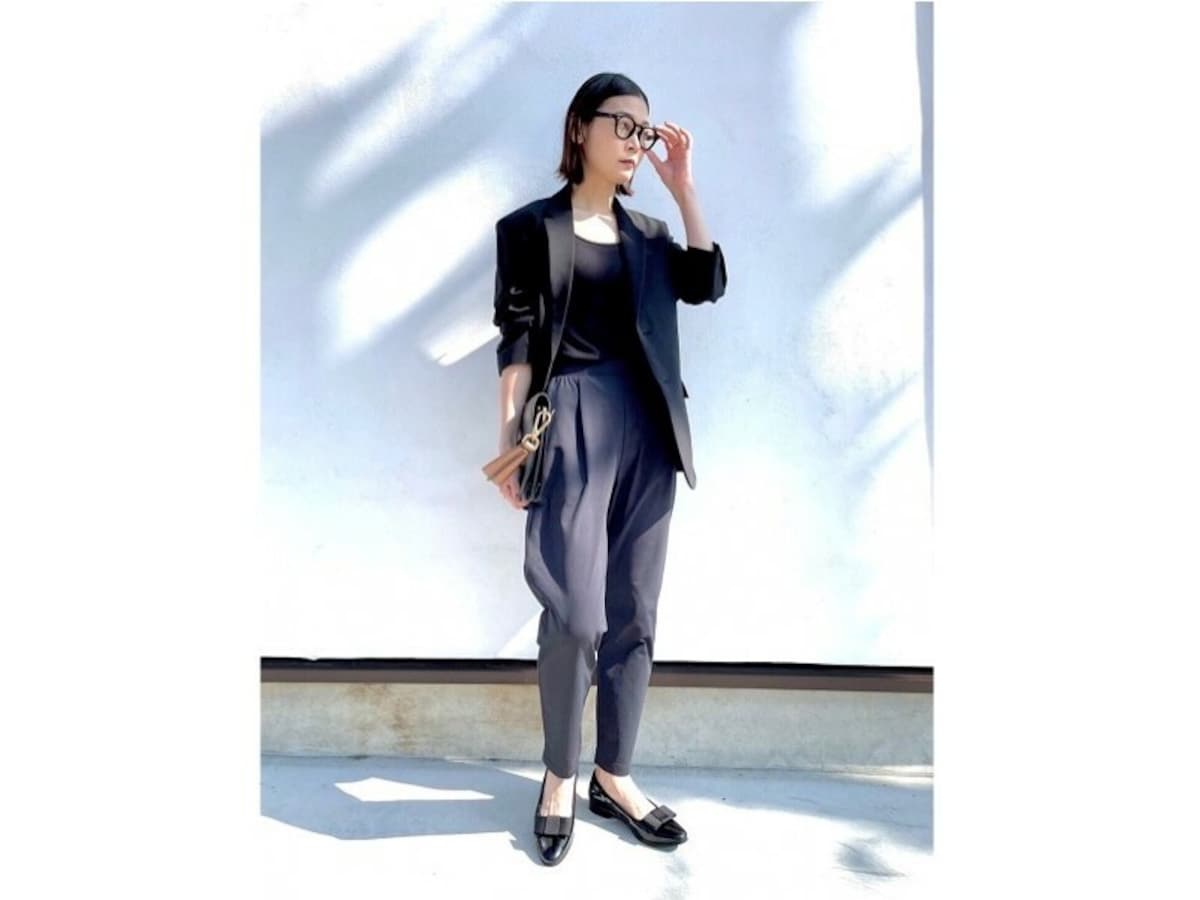 ラインのきれいなテーパードシルエットできれいめ見えするのが優秀　出典：StyleHint