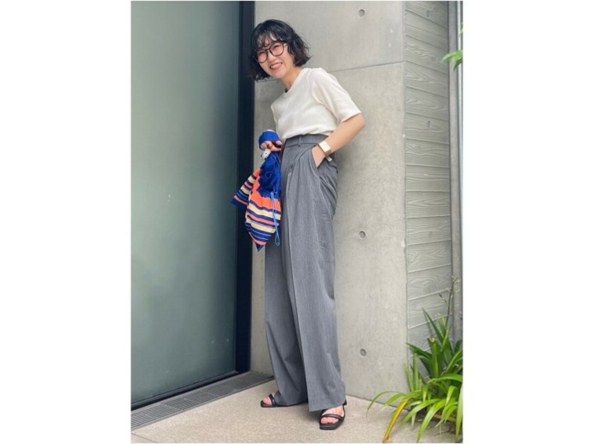 きれいめ見えするセンタープレス入りワイドパンツは夏のワンツーコーデにぴったり　出典：StyleHint