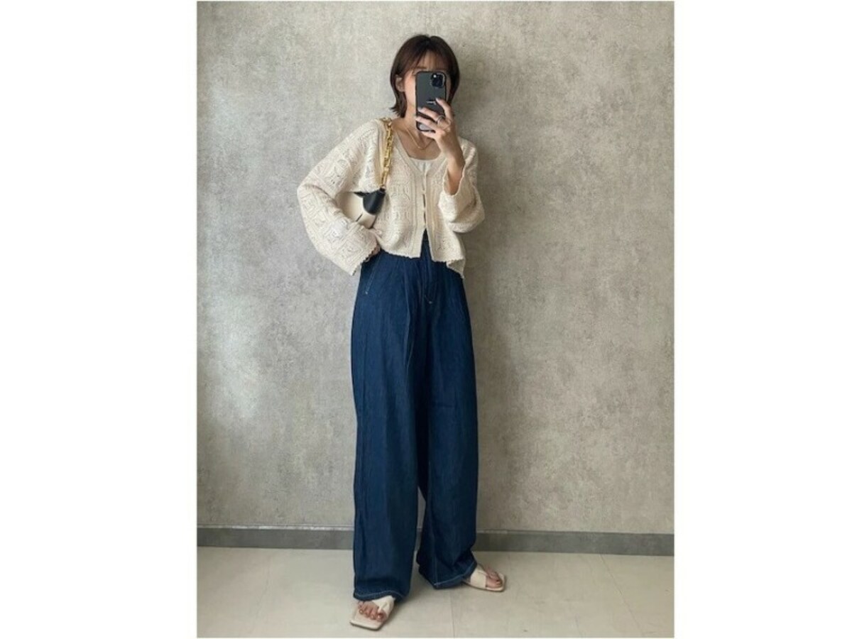 薄く軽い夏向け素材のワイドデニムで夏のデニムスタイルに　出典：WEAR