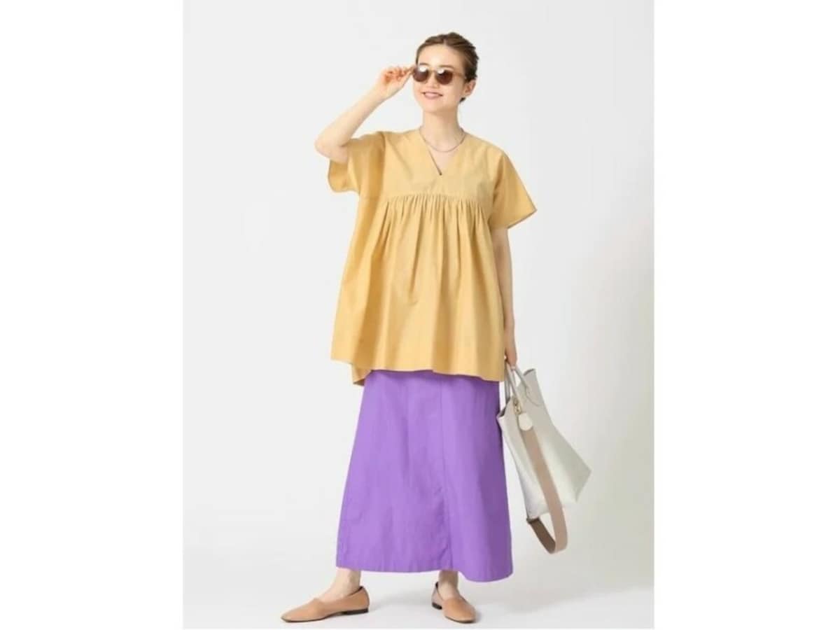 きれい色のスカートとオレンジベージュのブラウスの色使いも◎　出典：WEAR