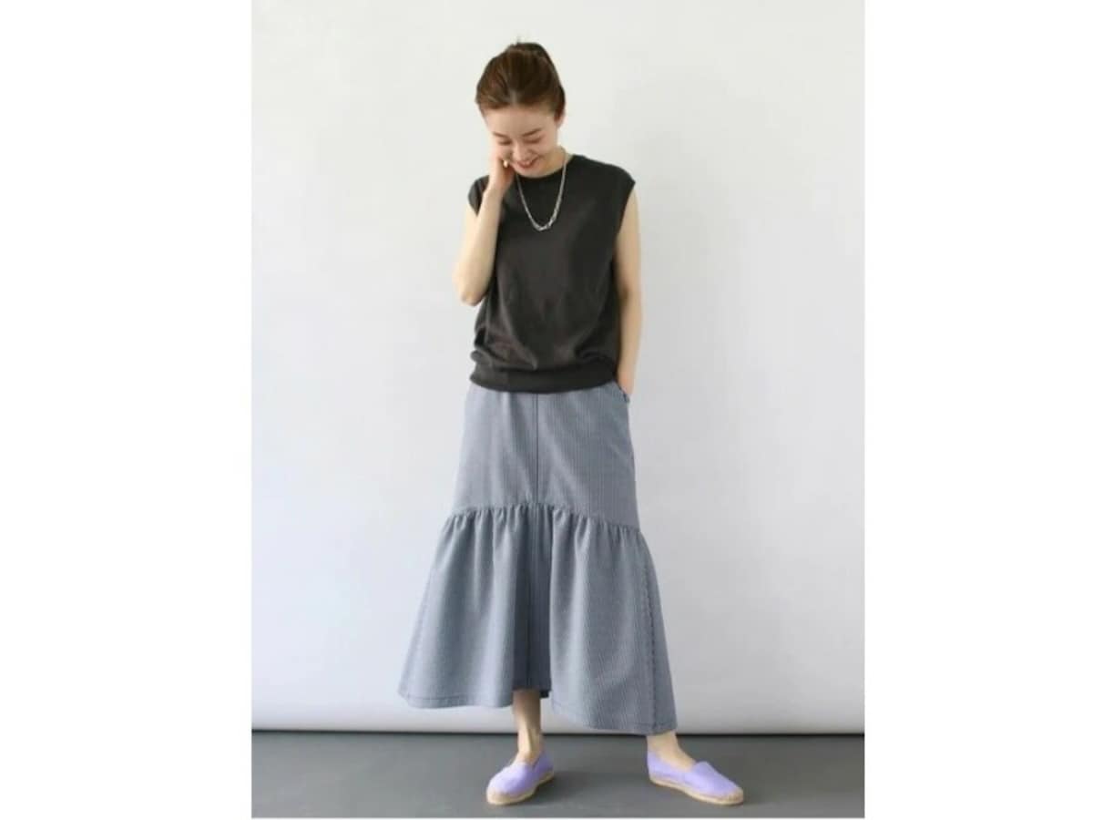 下の方に切り替えが入っているラッフルスカートは大人っぽく着やすいアイテム　出典：WEAR