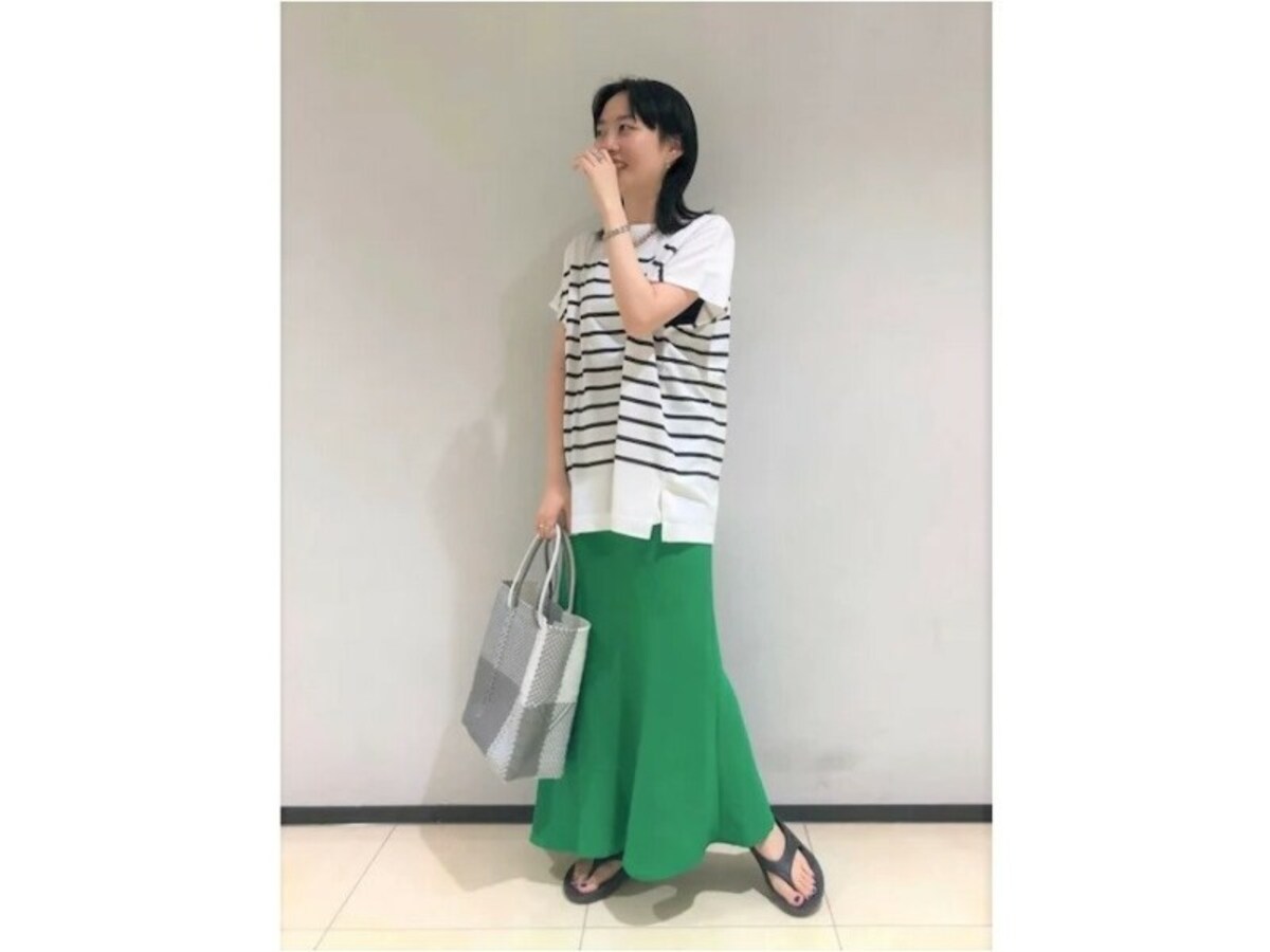 足元に抜け感を出してくれるトングサンダルで今っぽさをアップ　出典：WEAR