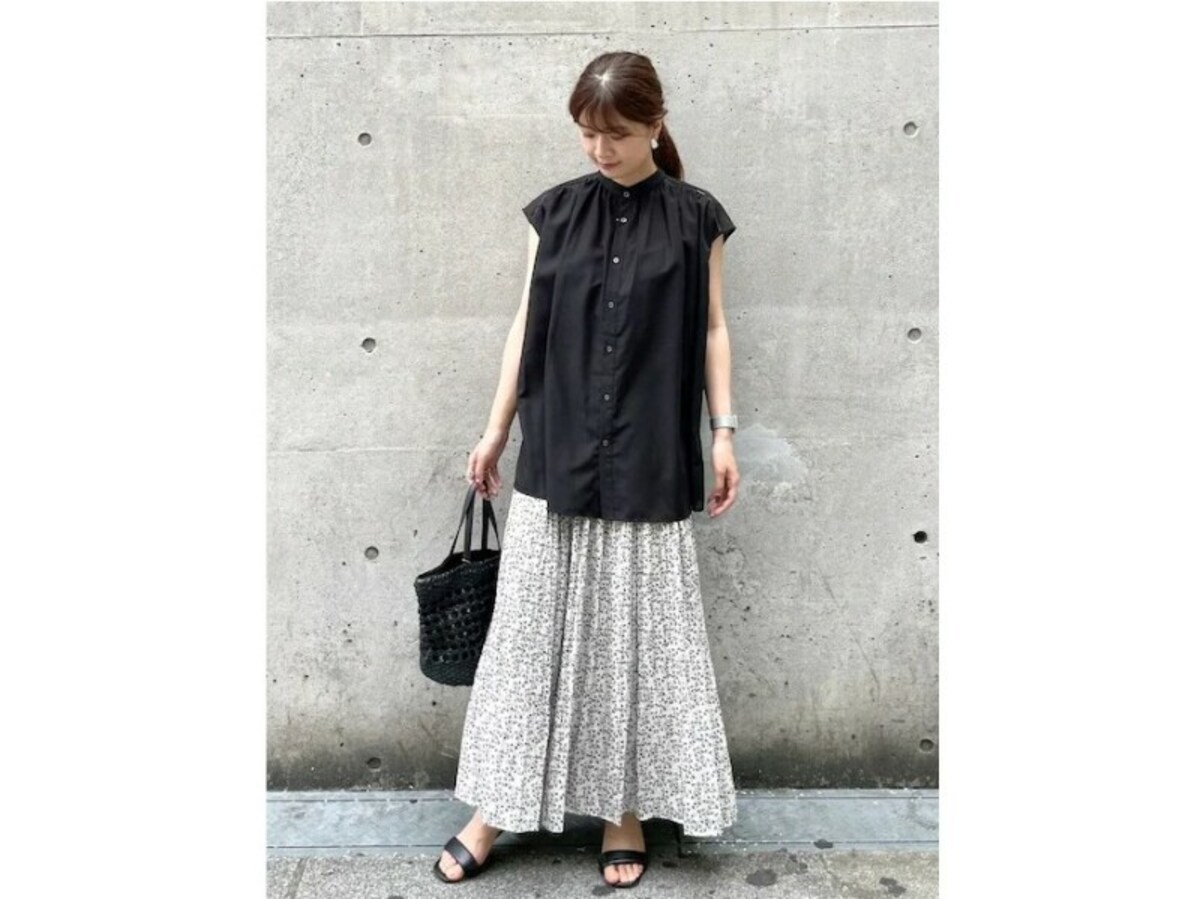 きれいめ派にもシンプルなバーサンダルが一押し　出典：WEAR