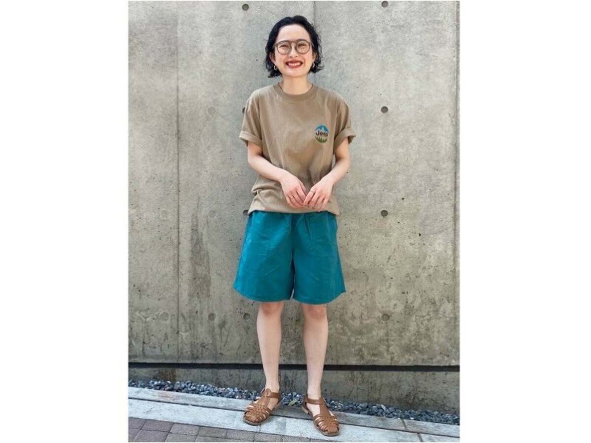 水際でも街中でも使えるショートパンツはきれい色で夏っぽく　出典：StyleHint
