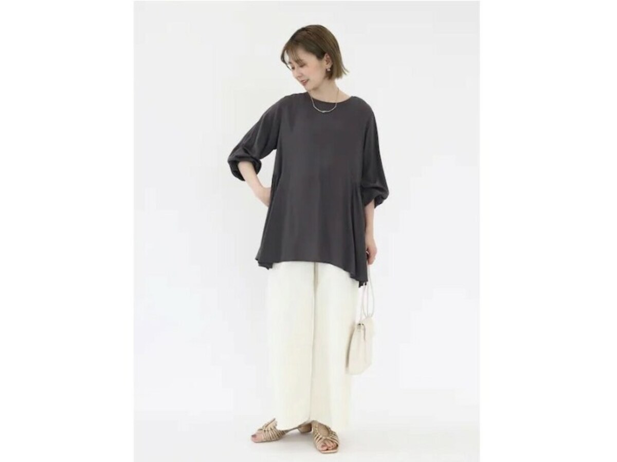 裾がカットオフされていて抜け感のあるホワイトデニムが◎　出典：WEAR
