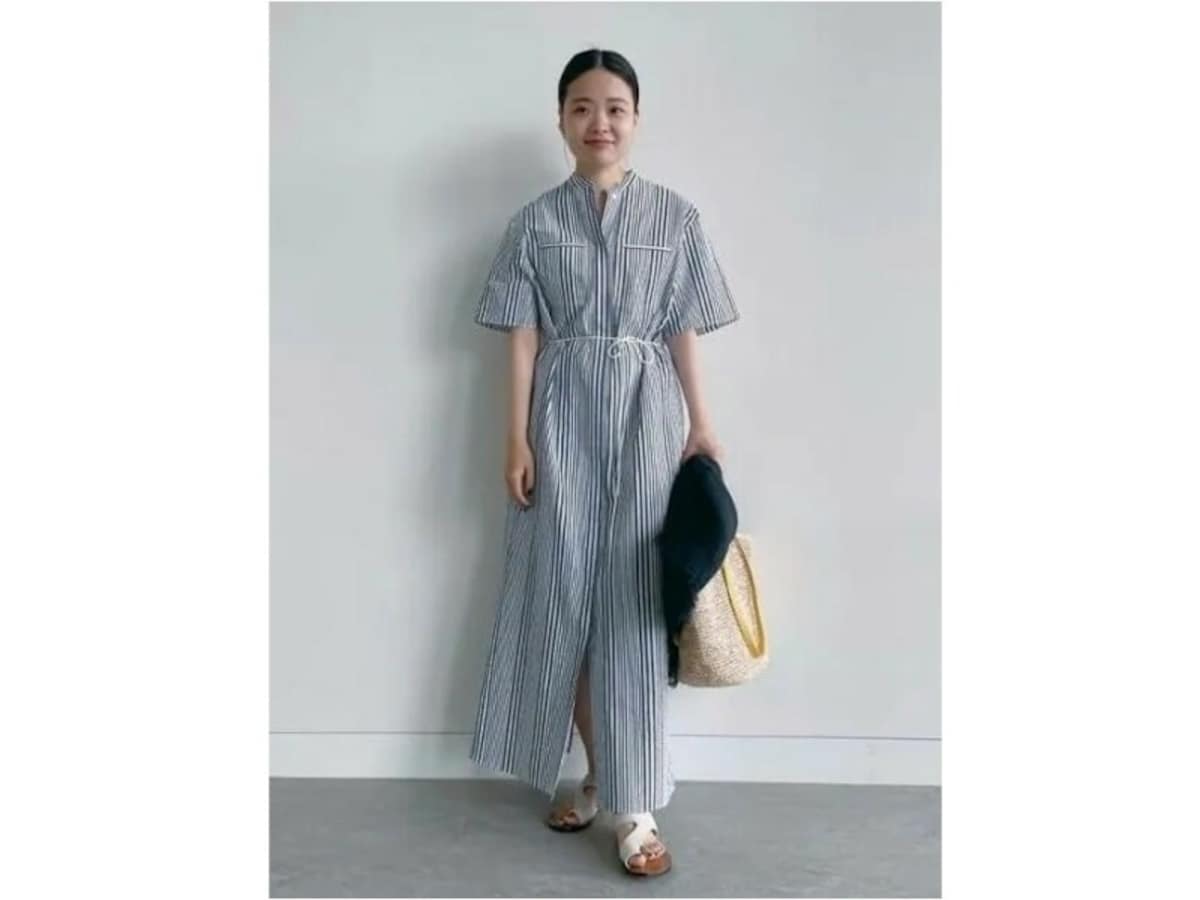 【OKコーデ】ウエストマークのストライプ柄ワンピースは流行り廃りもなく、オンオフ問わず着られておすすめ　出典：WEAR