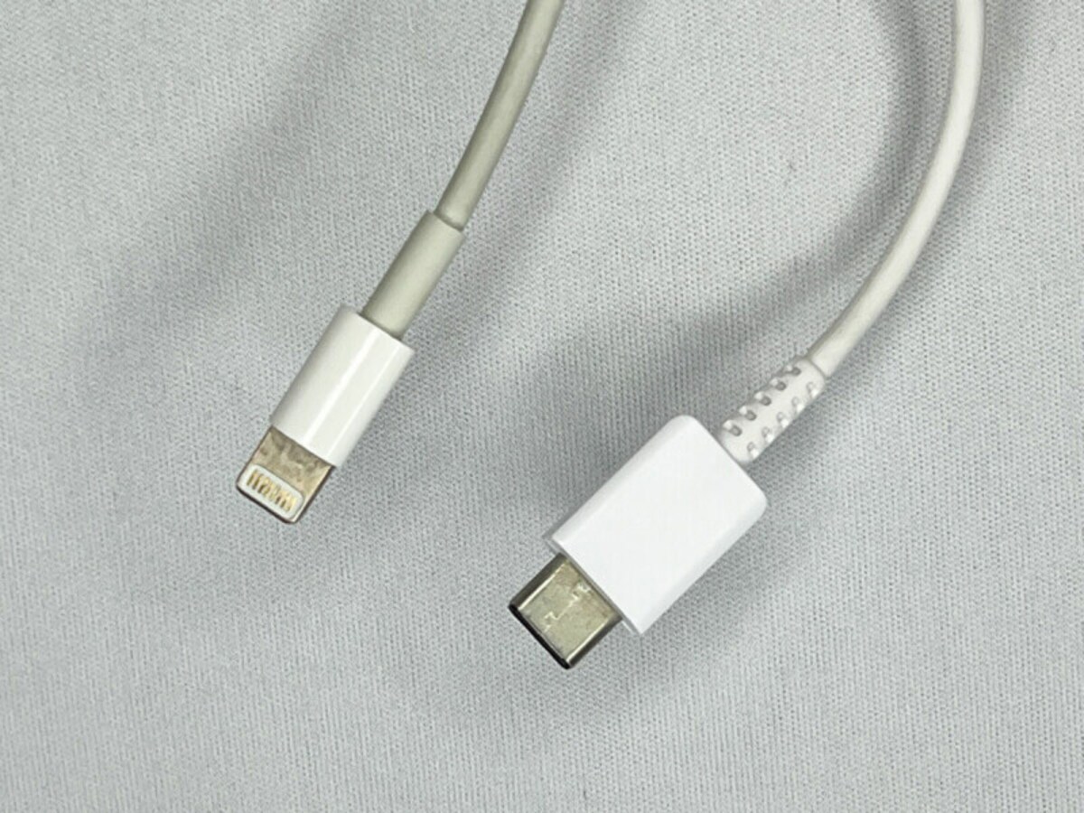 Lightning端子（左）とUSB Type-C端子（右）。共通規格のUSB Type-Cに対し、Lightningはアップル独自仕様という違いがある