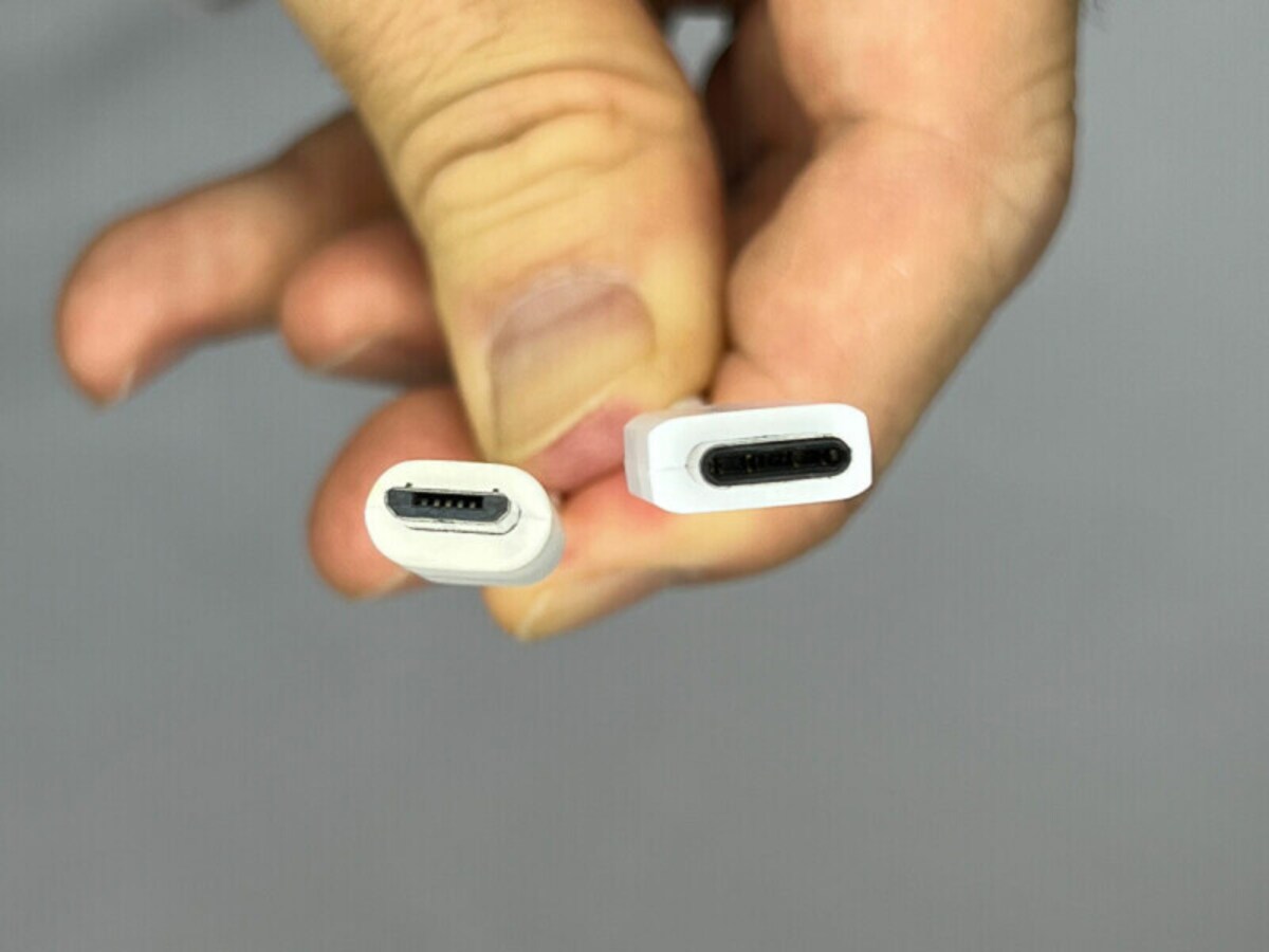 microUSB端子（左）とUSB Type-C端子（右）の形状の違い。microUSBは上下の違いがあるが、USB Type-Cはそれがなくなっているのが分かる