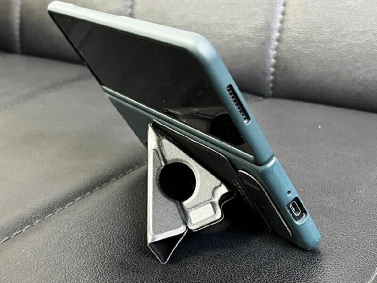 beakを「Galaxy Z Fold3」のスマホスタンドで利用