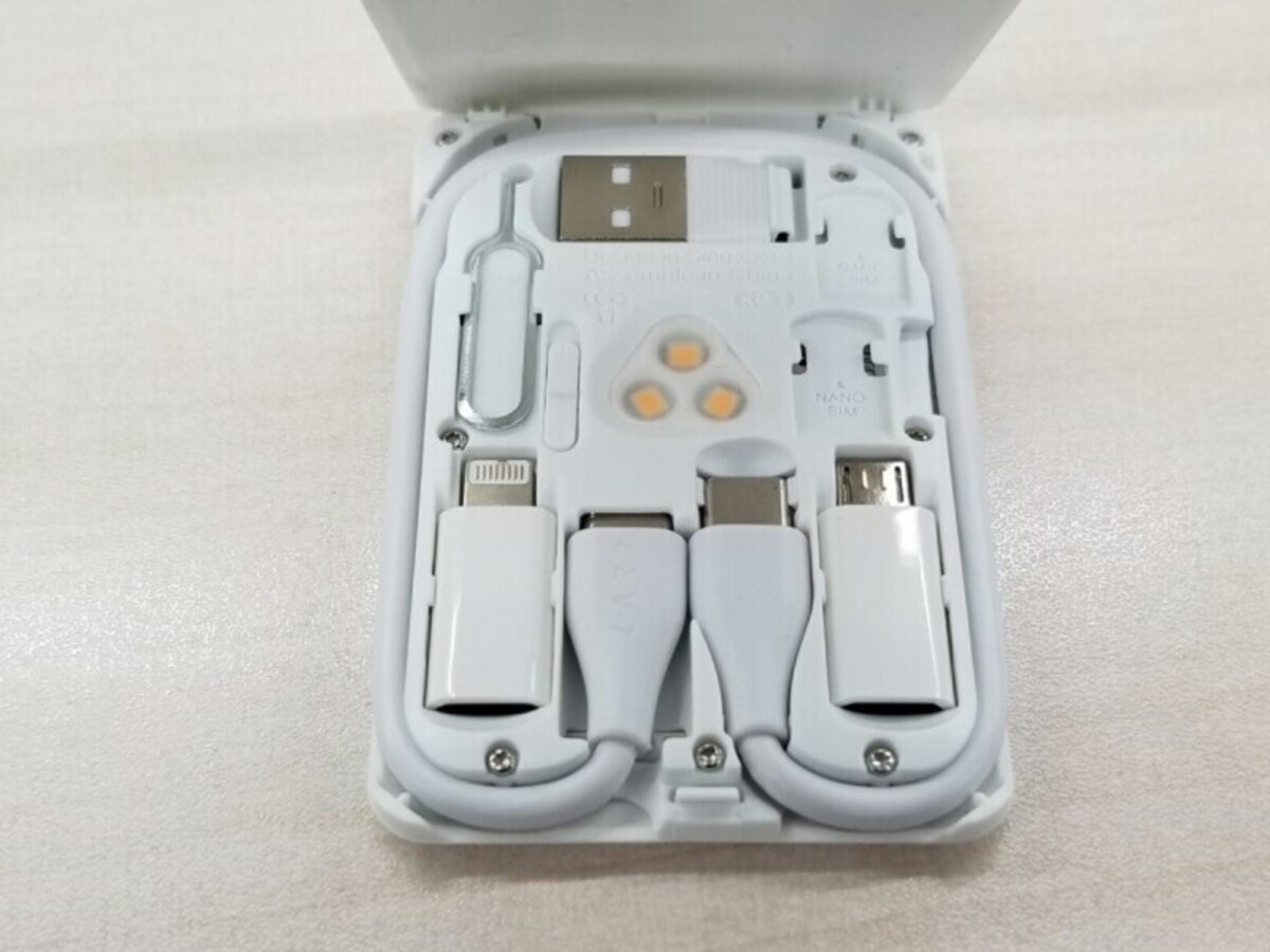 6種類のケーブルを収納している