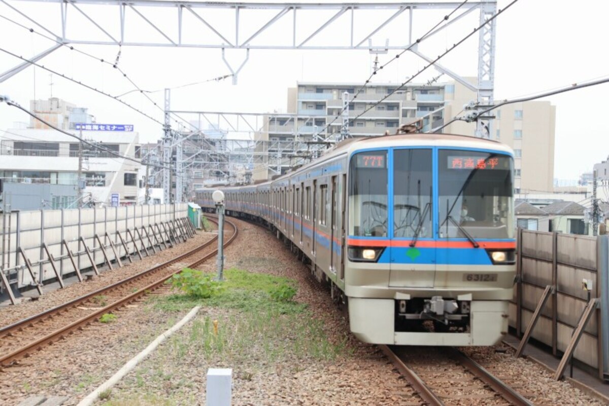 高架線上を快走する三田線6300形