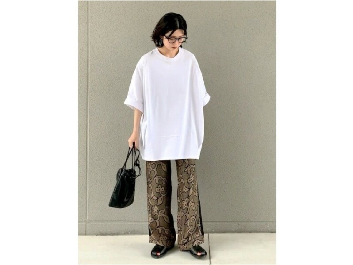 ゆったりしたオーバーサイズはヘアメイクや小物使いで大人っぽく　出典：WEAR
