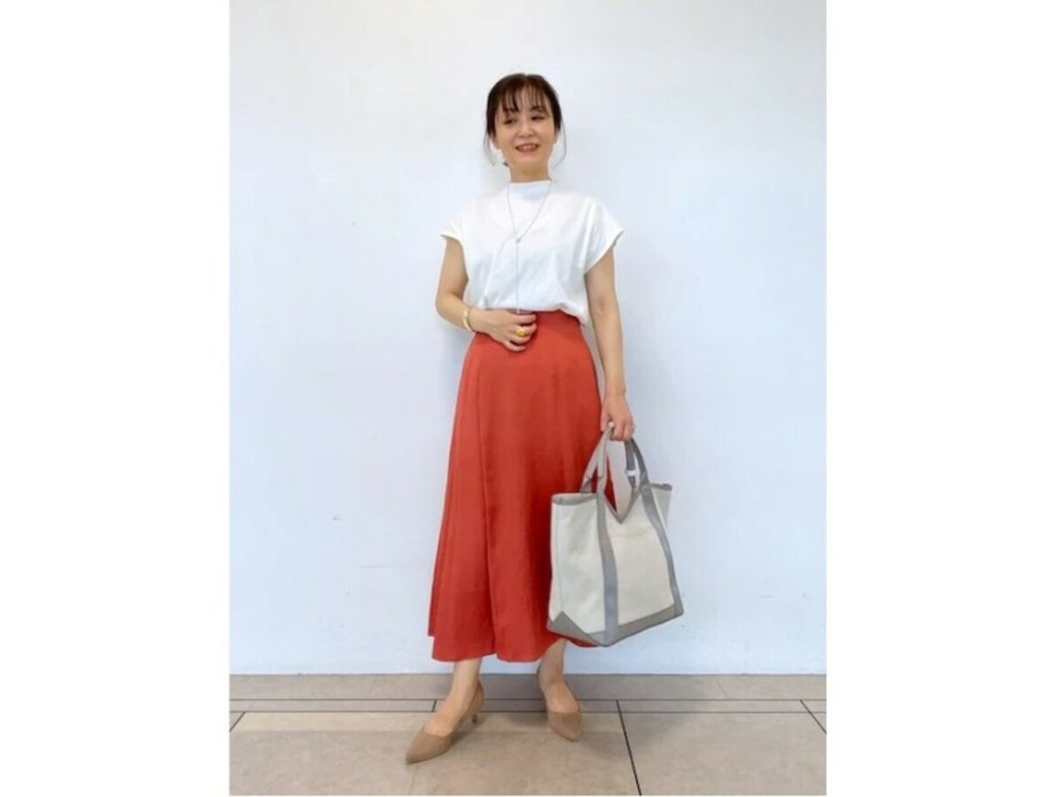 首元が詰まったモックネックでデコルテ部分をカバー　出典：WEAR