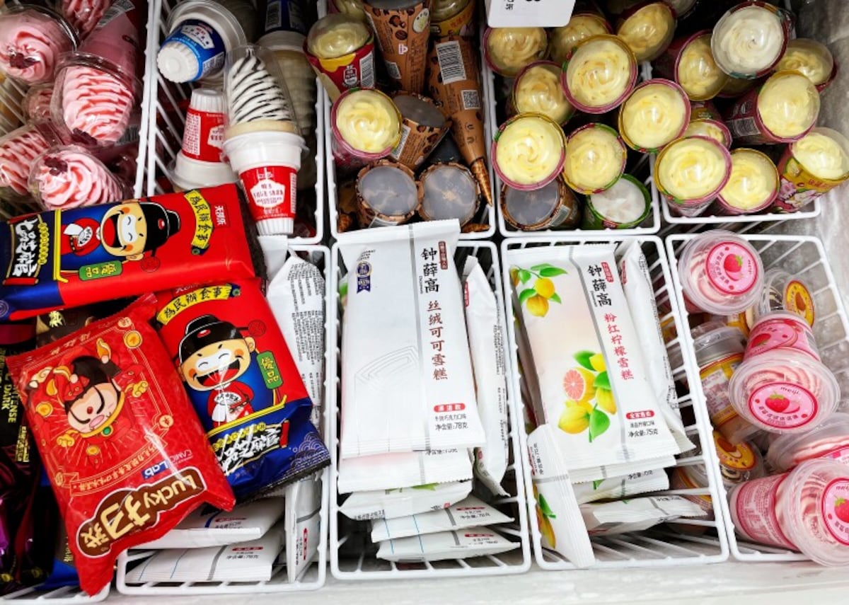 上海にあるスーパーの冷凍庫。値段がはっきり記載されていない商品もある