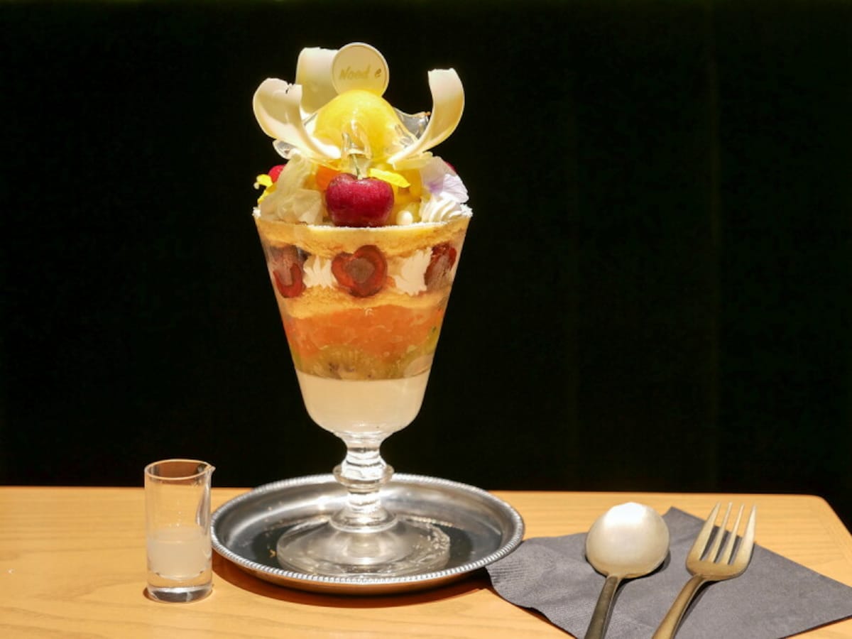 餃子と〆の店 Nood e「チェリーとキウイとバナナのトライフルパフェ」(税込2380円)(2022年6月20日撮影)