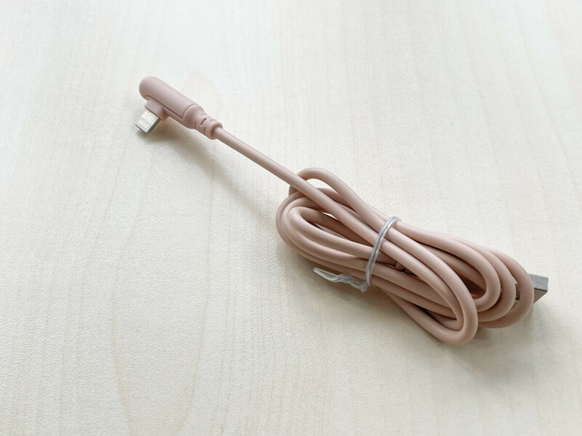 スリーコインズの「L字型ライトニングケーブル」　330円（税込）