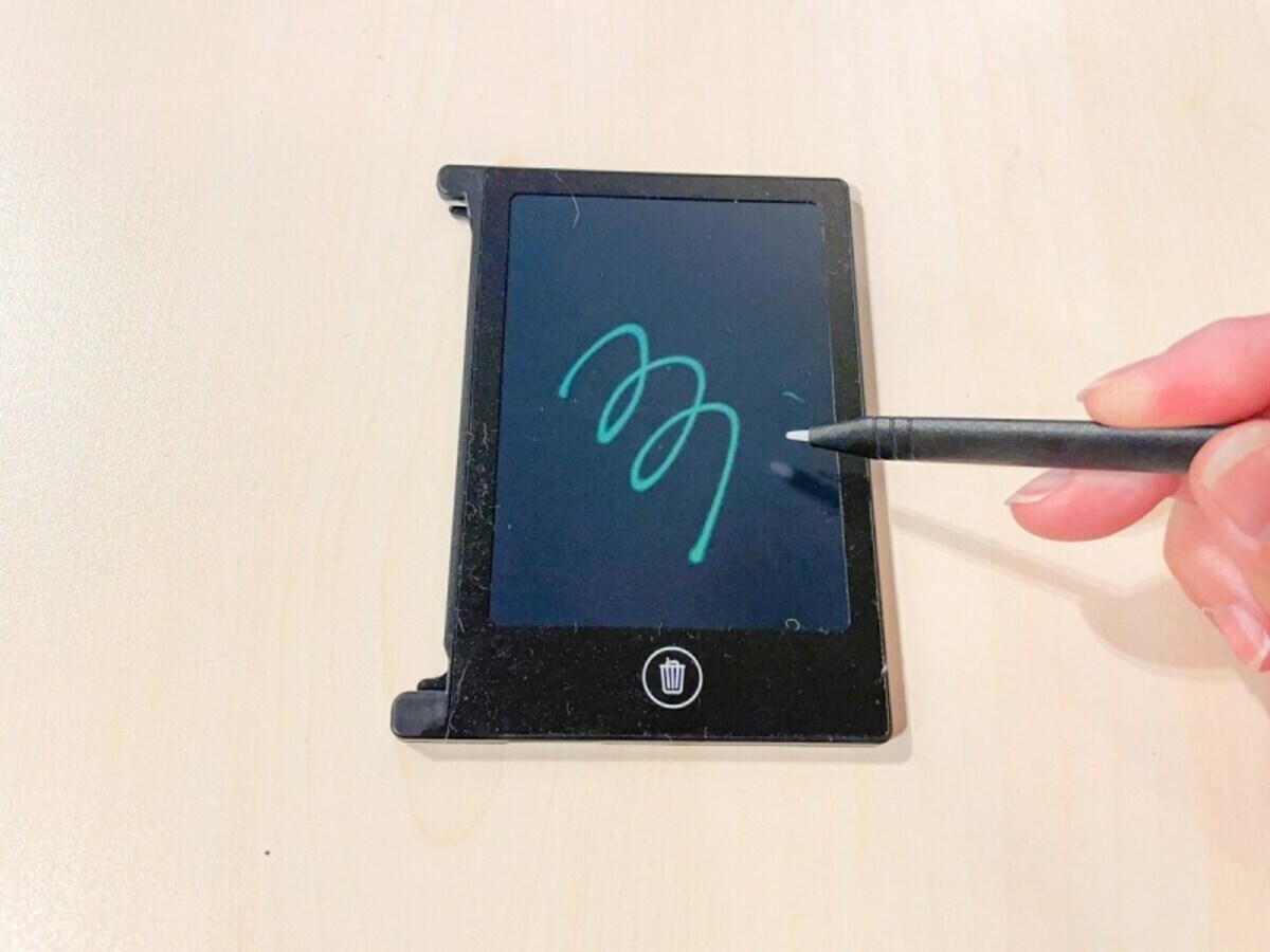スリーコインズの「4.4インチ電子メモパッド」　330円（税込）
