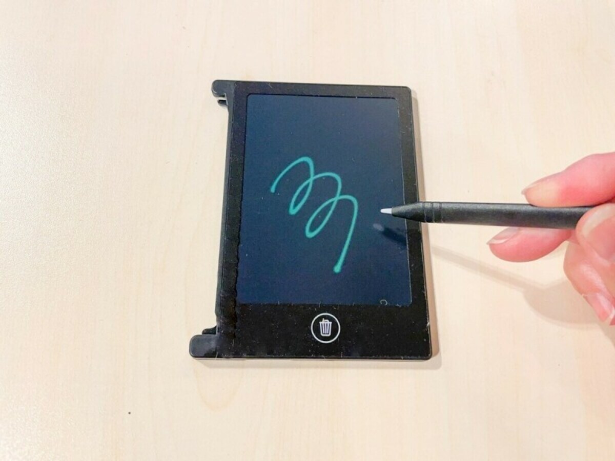 スリーコインズの「4.4インチ電子メモパッド」　330円（税込）