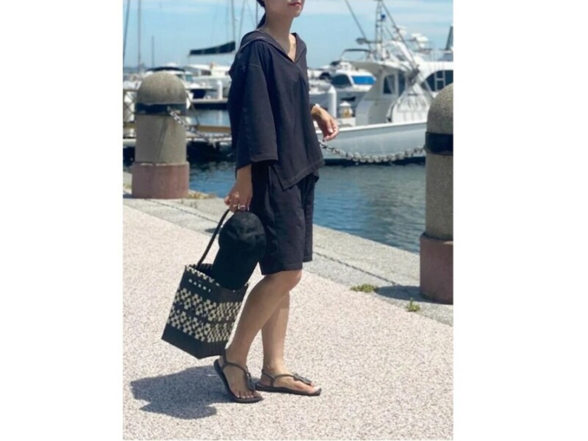 シックなカラーのセットアップなら水際でもおしゃれが楽しめる　出典：WEAR