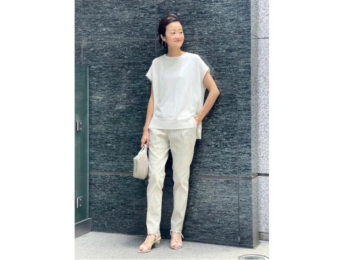熱のこもりやすい夏のパンツはベージュ系のリネンパンツで涼しく　出典：WEAR