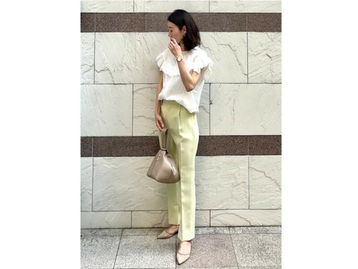 シンプルなワンツーコーデも甘めブラウスで華やかに　出典：WEAR