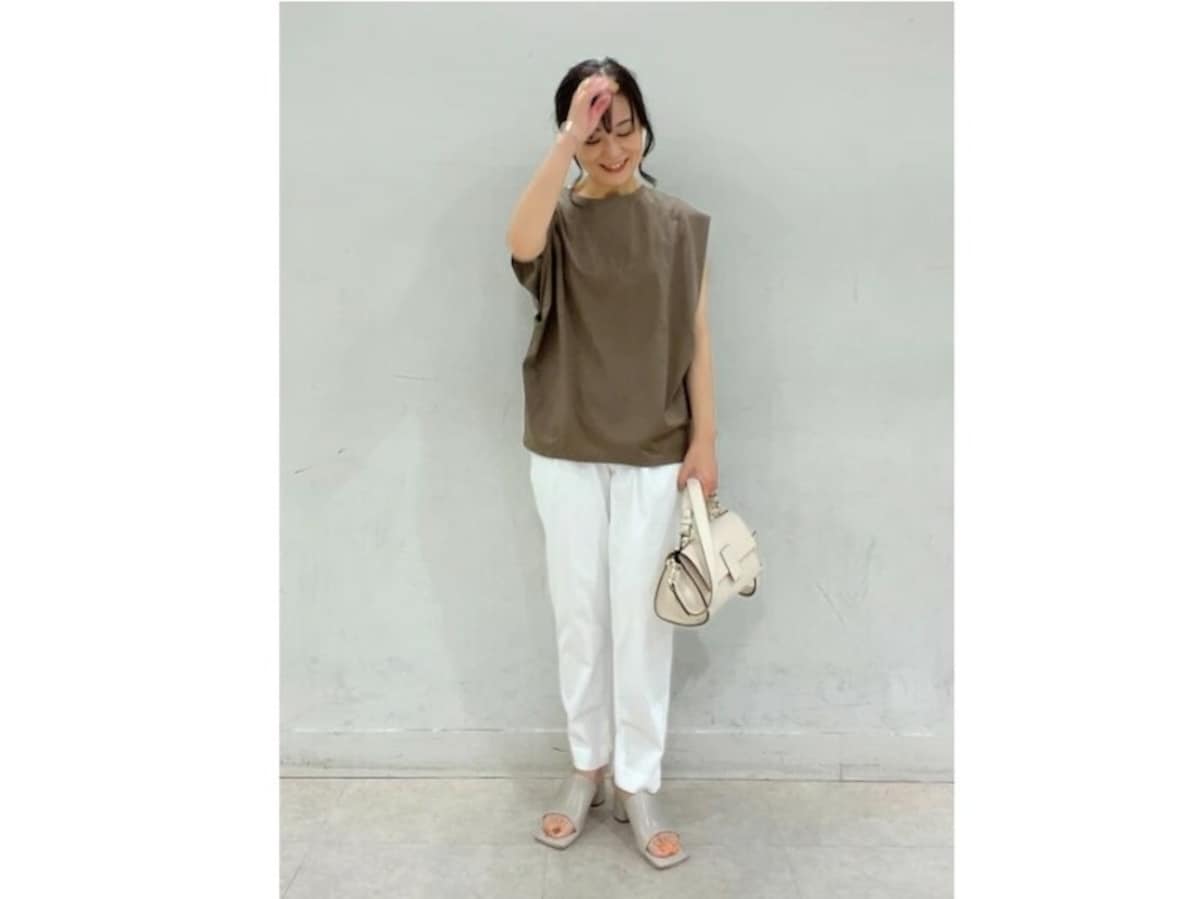 二の腕が目立たないデザインのノースリーブカットソーがあると便利　出典：WEAR
