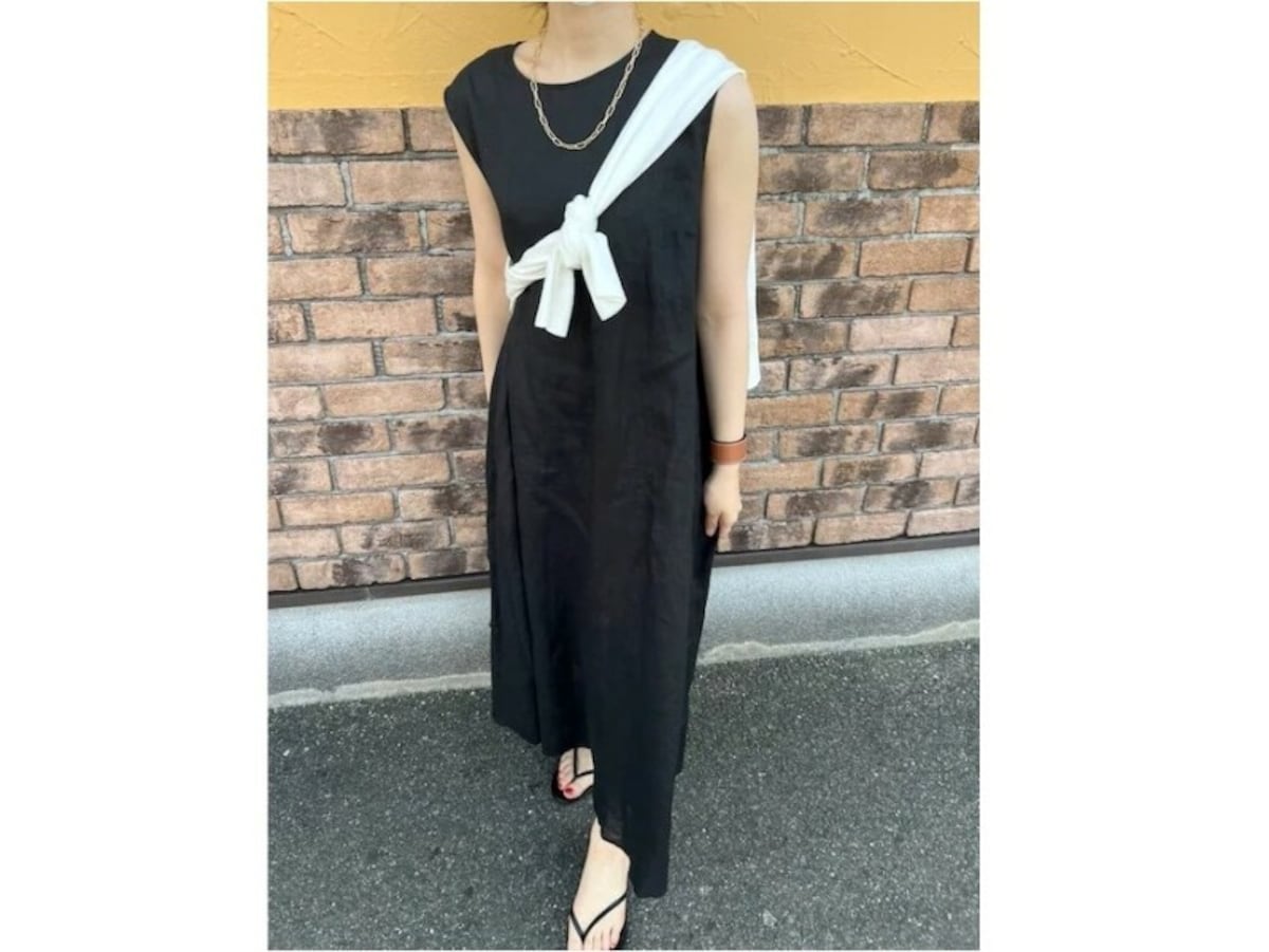 首の詰まったノースリーブワンピースにたすき掛けをアクセントに　出典：WEAR