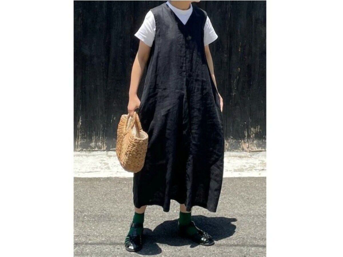 Vネックのワンピースに白Tをレイヤードして雰囲気を変えて　出典：WEAR