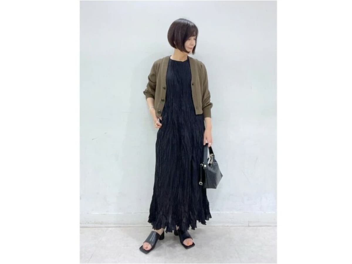 もともとシワ加工の入ったおしゃれアイテムは長時間の移動でもストレスフリー　出典：WEAR