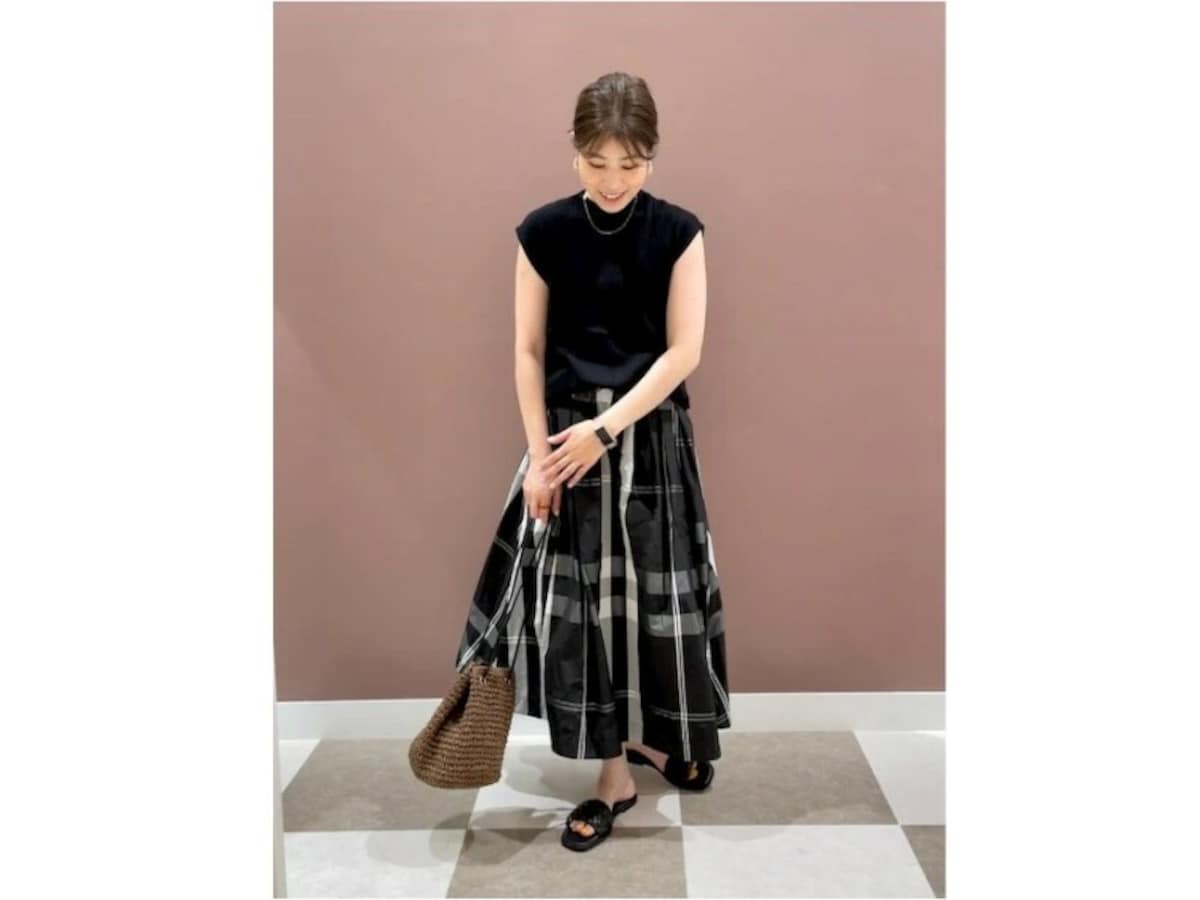 華やかなロングスカートは、汚れの目立ちにくいダークカラーの柄スカートが一押し　