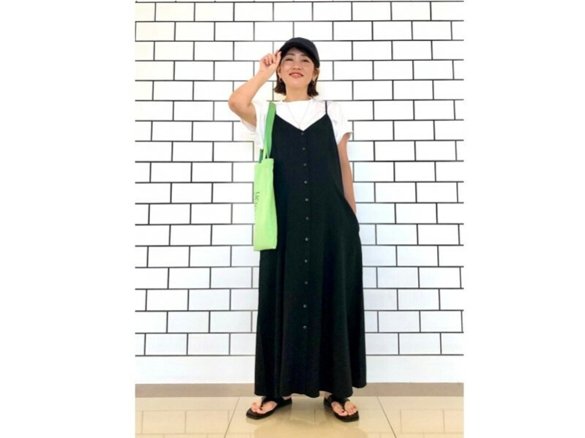 白Tシャツとレイヤードして、スポーティーな小物とカジュアルに　出典：StyleHint
