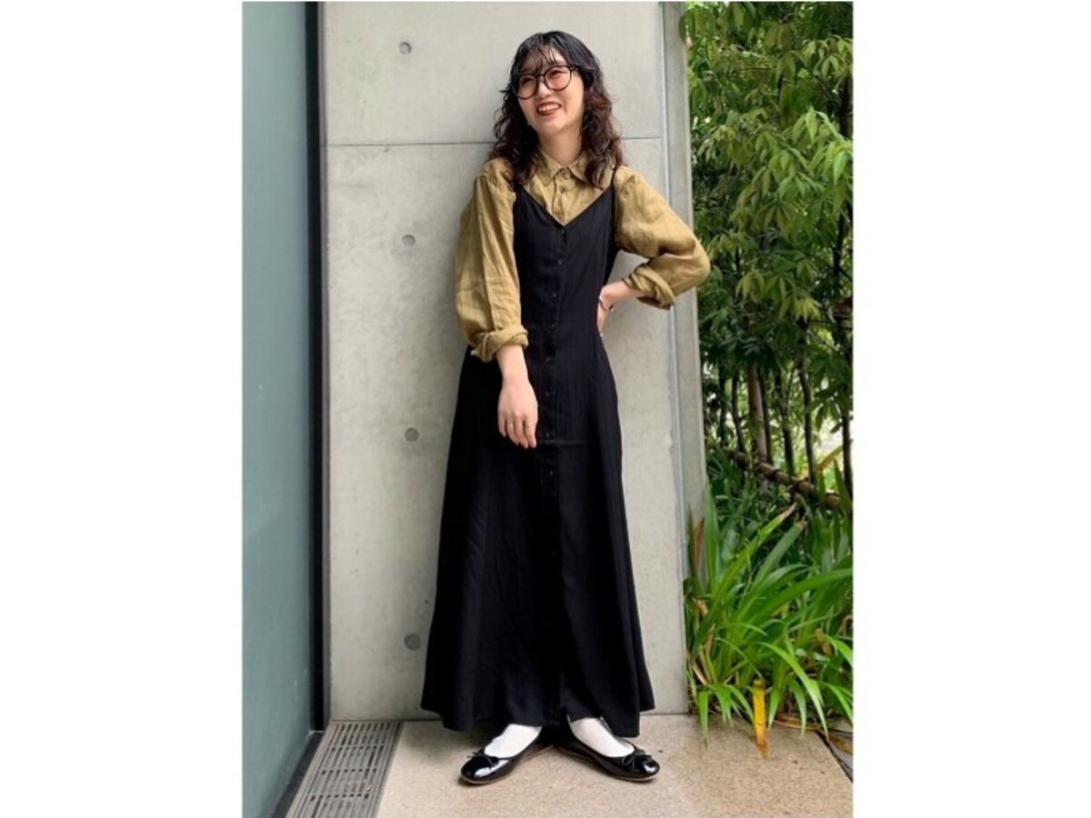 同じユニクロのリネンシャツを下に着て、秋にも着られます　出典：StyleHint