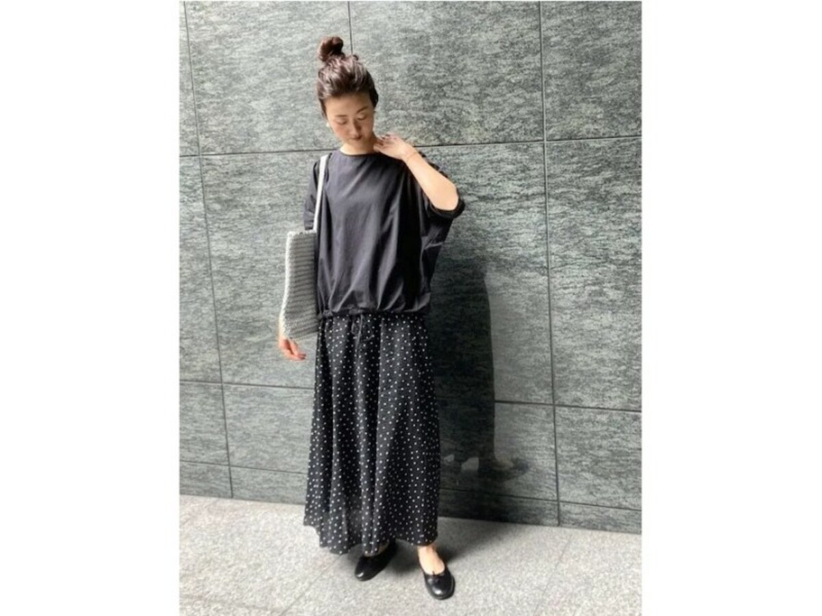 墨に近い黒のような、少しくすんだ黒色の「スミクロ」で涼し気に　出典：WEAR