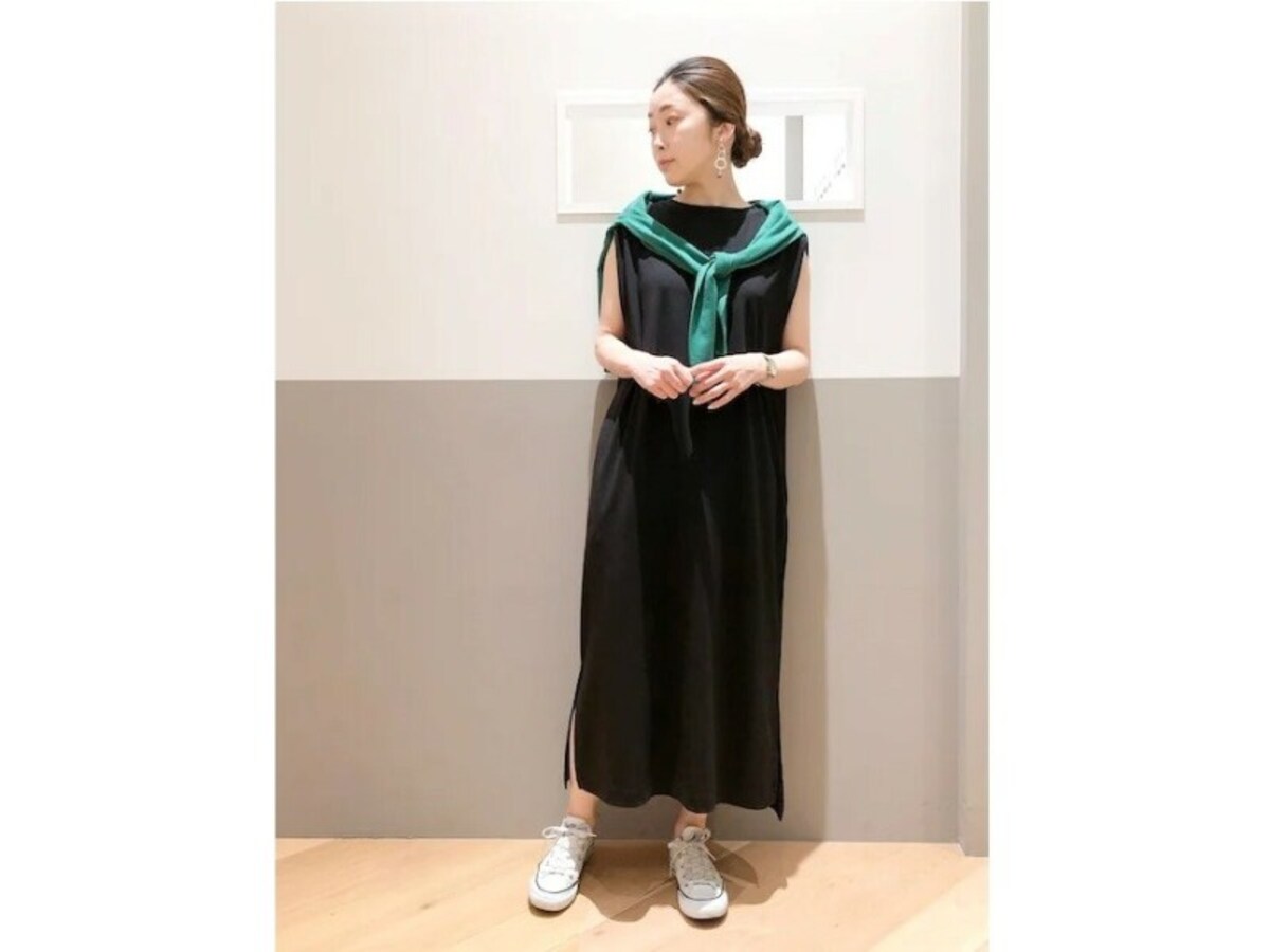 首、手首、足首の「三首見せ」で黒をすっきり見せて　出典：WEAR