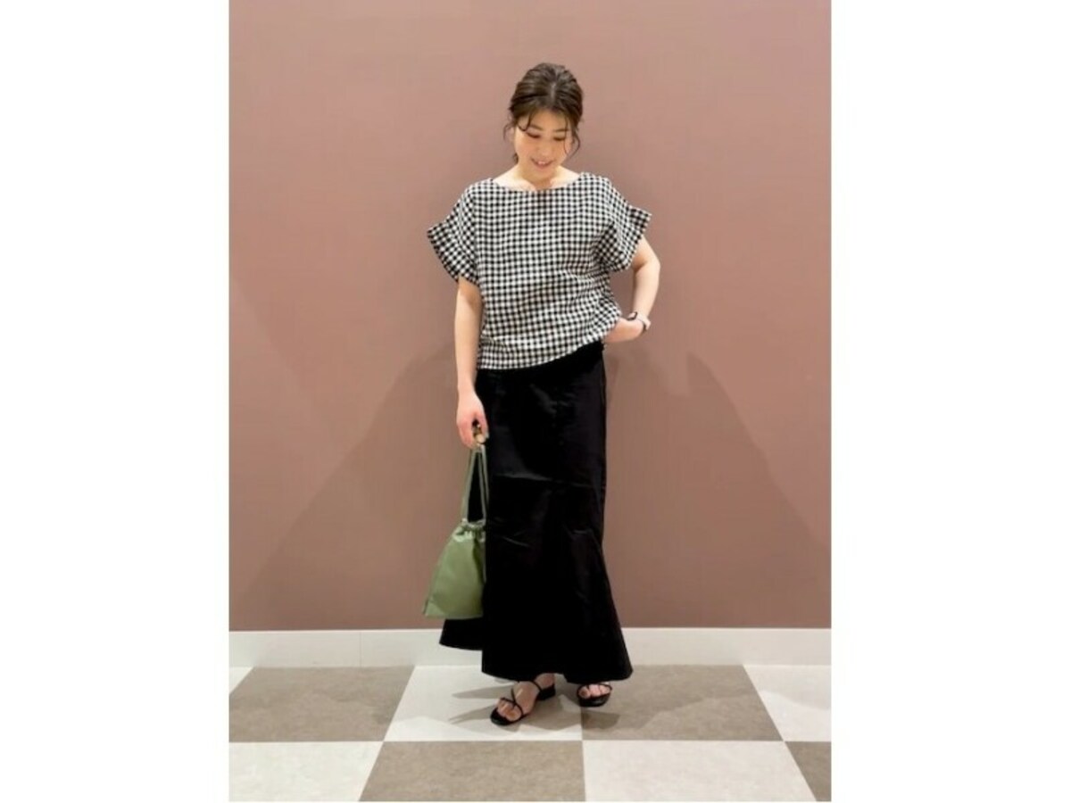 黒白のギンガムチェックブラウスはリネン素材で夏にぴったり　出典：WEAR