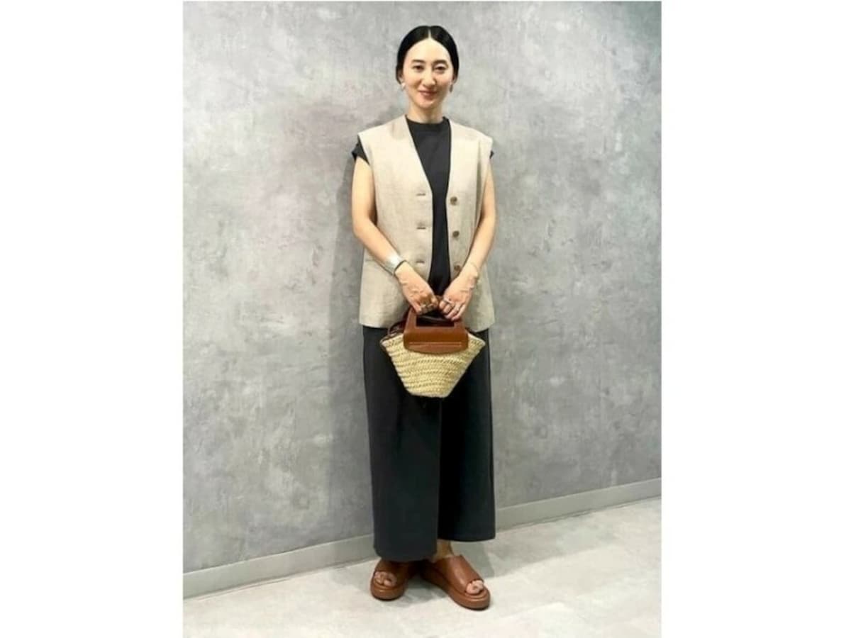 カットソーを長め丈に仕上げたようなロングワンピースはベストを合わせてきちんと感をプラス　出典：WEAR
