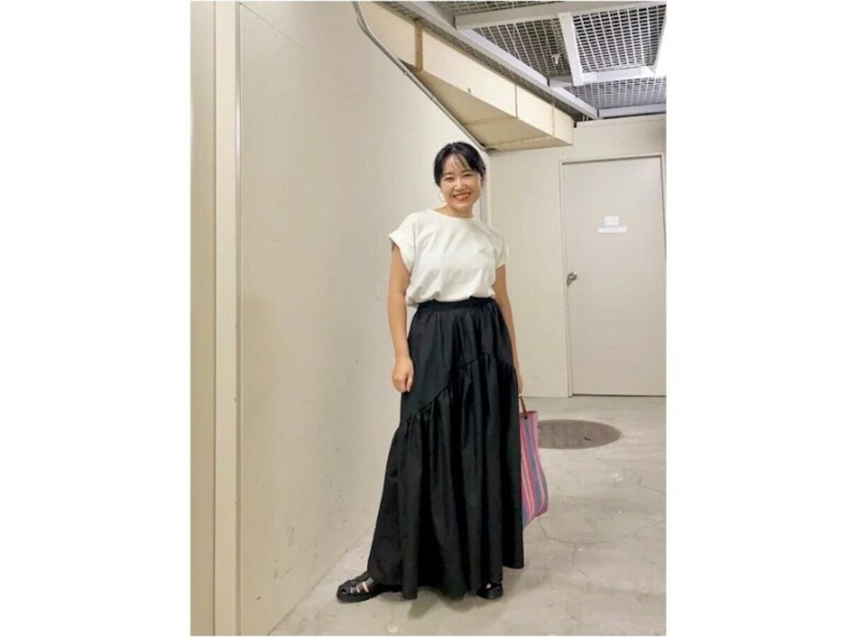 カジュアルな白Tシャツは黒のロングスカートでスタイリッシュに　出典：WEAR