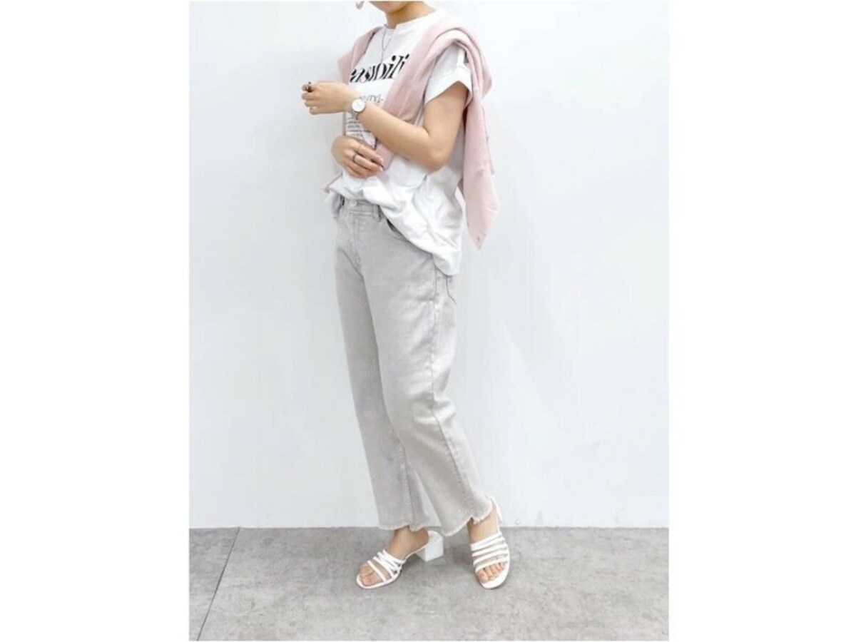 ニュアンスのあるピンクやグレージュでカジュアルスタイルをフェミニンに　出典：WEAR