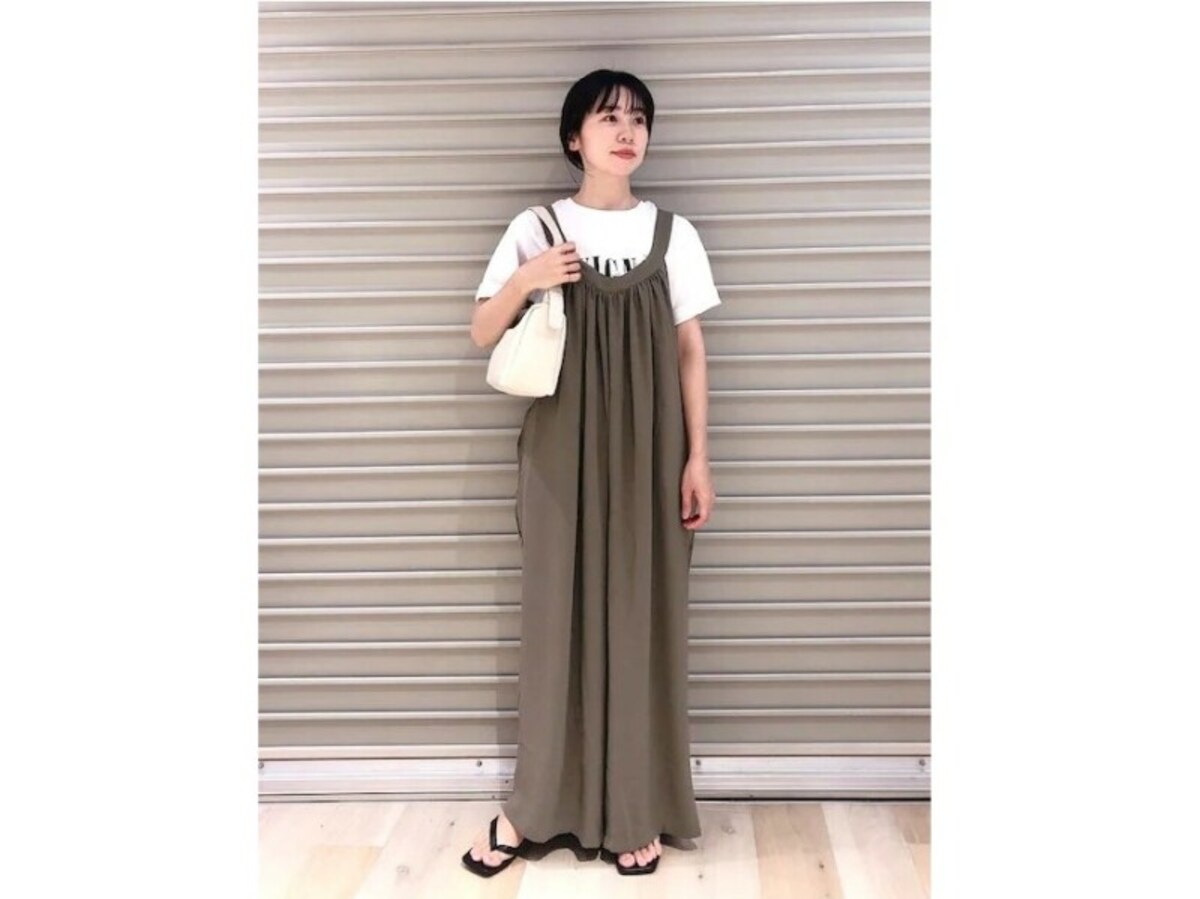 白Tシャツを合わせるとワンピースも普段使いにちょうどいい大人カジュアルコーデに　出典：WEAR