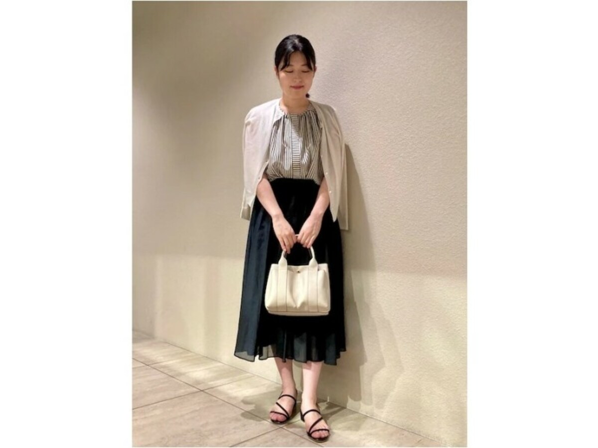 きれいめ見えするカーディガンの肩掛けなら初心者さんにもおすすめ　出典：WEAR