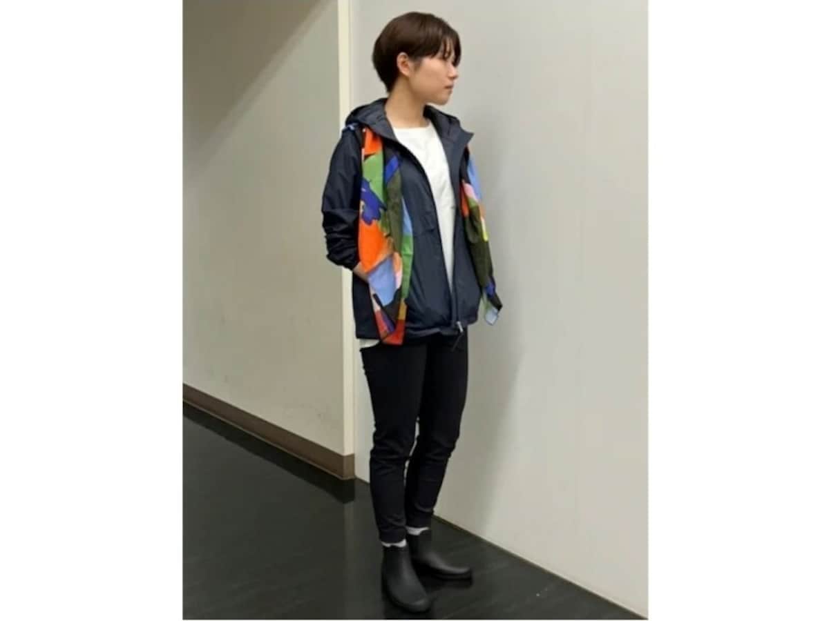 UVカット効果のある撥水パーカにビタミンカラーの差し色をプラス　出典：WEAR