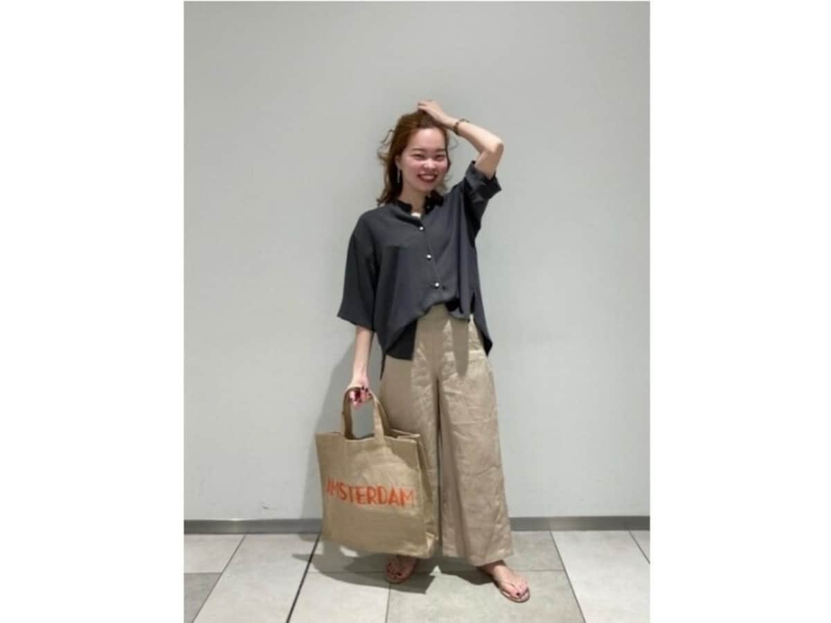 リネン素材のパンツは熱がこもりにくく風通しも◎　出典：WEAR