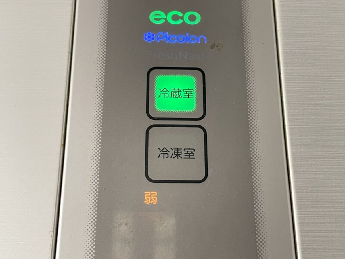 冷蔵庫の扉にある温度調整ボタン