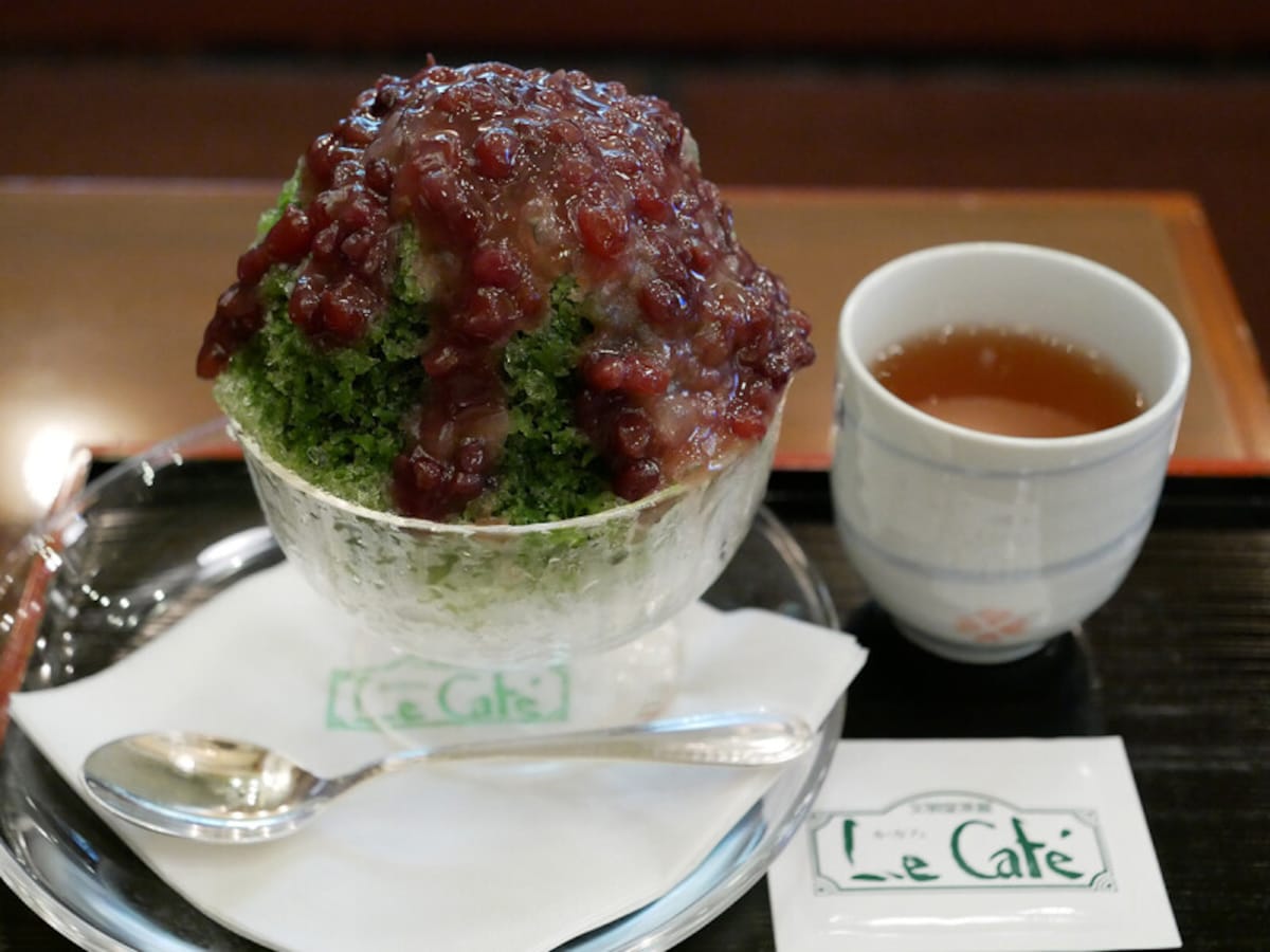 裏 グラッソンブリゼ 抹茶スペシャル(税込850円)温かいほうじ茶付き(2022年7月20日撮影)