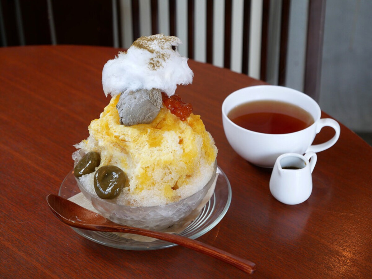 特製 ぽんかんかき氷(税込1500円)温かいほうじ茶付き(2022年7月20日撮影)