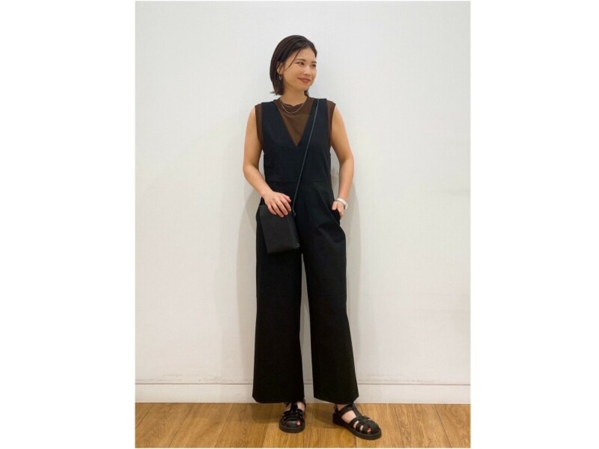 ダークカラーのインナーで統一感を持たせた配色に　出典：StyleHint